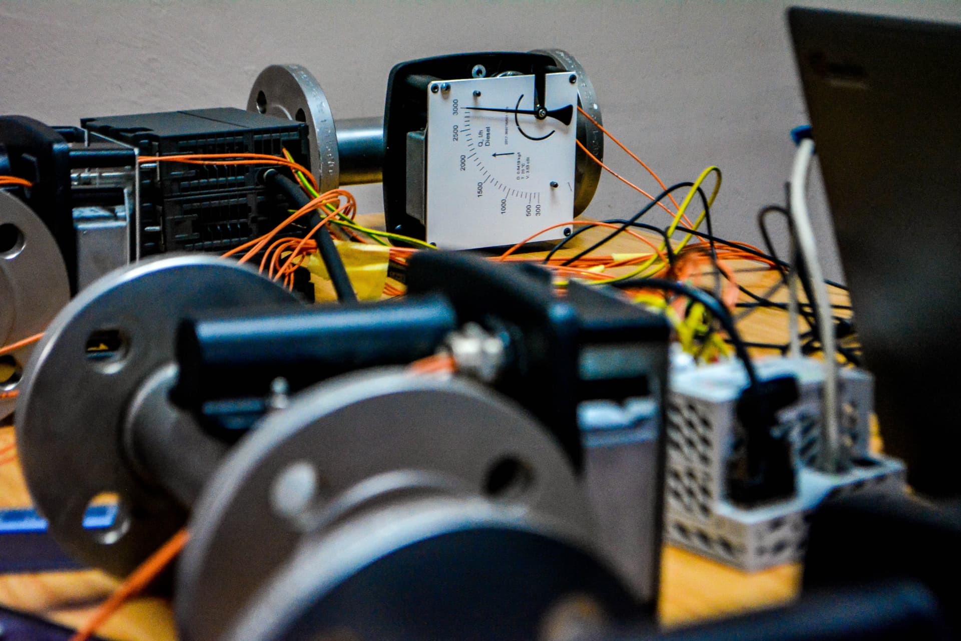 Flanged flow-meter rig with dial gauge on a Qanchis test bench